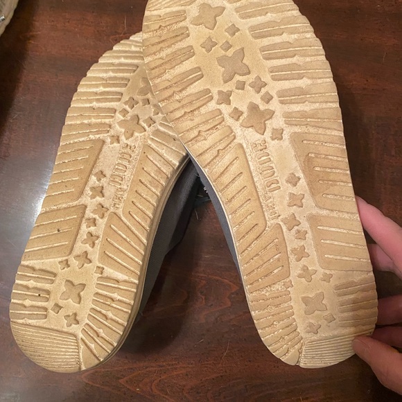 3 pair Hey Dude Bundle 1 blue pair 1 tan pair and 1 grey pair - Picture 11 of 12